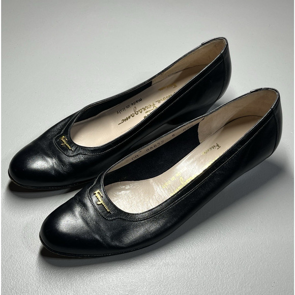 Salvatore Ferragamo Leather Pumps Heels 8 AAA Black Gold Script Logo Slip On - Picture 2 of 12
